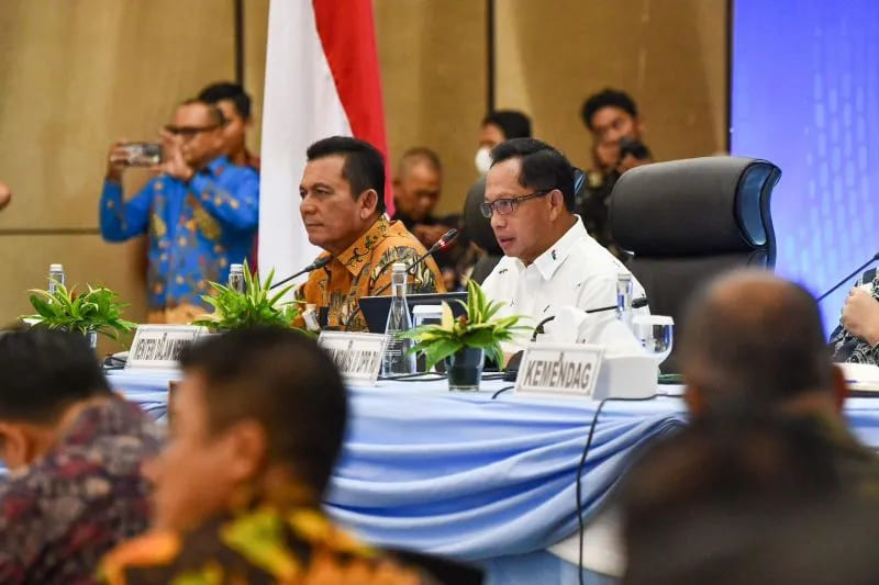 Menteri Dalam Negeri Muhammad Tito Karnavian (baju putih) membuka Rapat Koordinasi Pemerintahan Se-Wilayah Sumatra Tahun 2025 di Kota Batam, Provinsi Kepulauan Riau, Minggu (21/9/2025). (ANTARA/HO-Diskominfo Kepri)