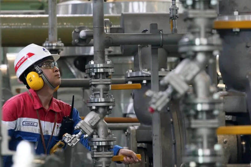 Ilustrasi - Pekerja tengah memeriksa saluran pipa di pembangkit geothermal Pertamina Geothermal Energy (PGE) Ulubelu, Tanggamus, Lampung. (ANTARA/HO-PGE Ulubelu)