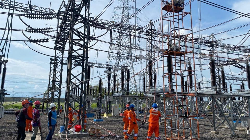 Petugas PT. PLN sedang melakukan pengecekan infrastruktur ketenagalistrikan. (Foto: Dok.PLN)