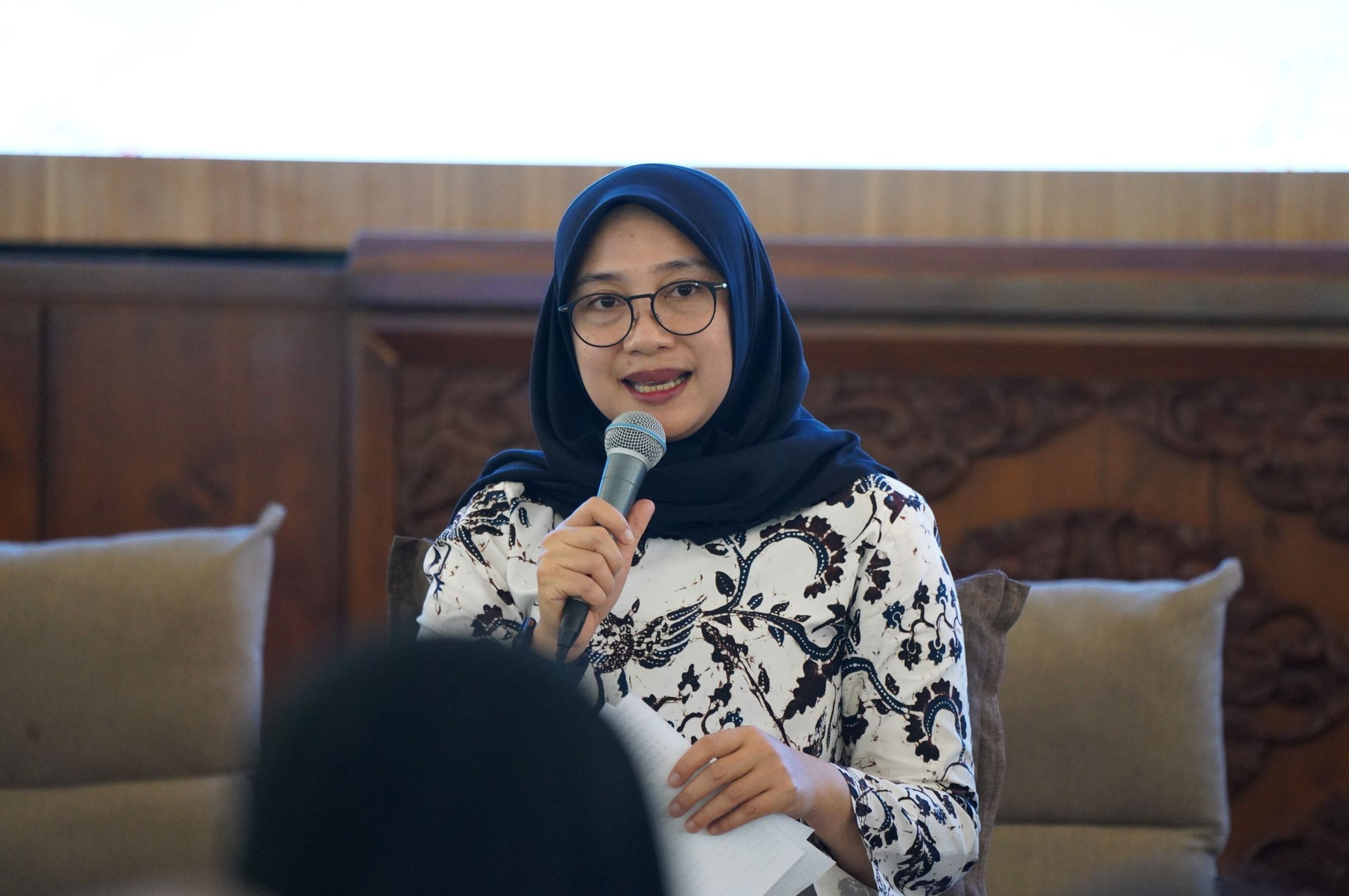 Bupati Banyuwangi, Ipuk Fiestiandani, dalam acara Inisiasi Uji Coba Terbatas Digitalisasi Bantuan Sosial di Tingkat Desa/Kelurahan Kab. Banyuwangi bersama Komite Percepatan Transformasi Digital Pemerintah Kemensos dan BPS di Banyuwangi, Kamis (18/9/2025). Foto: Amiriyandi/InfoPublik KPM Kemkomdigi