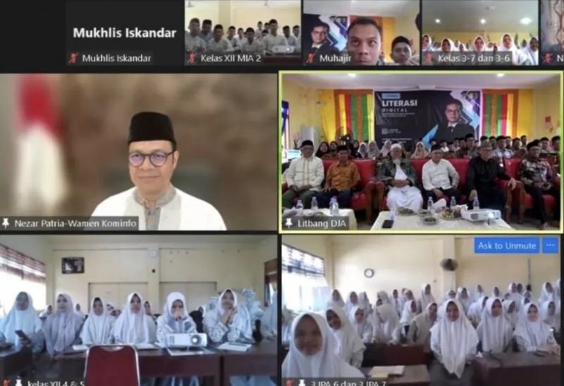 Wamenkominfo Nezar Patria dalam Seminar Literasi Digital HUT ke-36 Dayah Jeumala Amal yang berlangsung daring (Humas Kominfo)