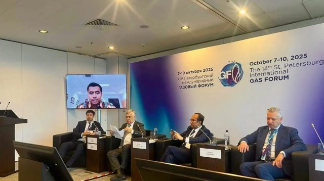 Tenaga Ahli Menteri Energi dan Sumber Daya Mineral (ESDM) Satya Hangga Yudha Widya Putra (ketiga dari kiri) berbicara dalam forum internasional, di St Petersburg, Rusia, secara hybrid, Jumat (10/10/2025). (ANTARA FOTO/Dokumentasi pribadi)