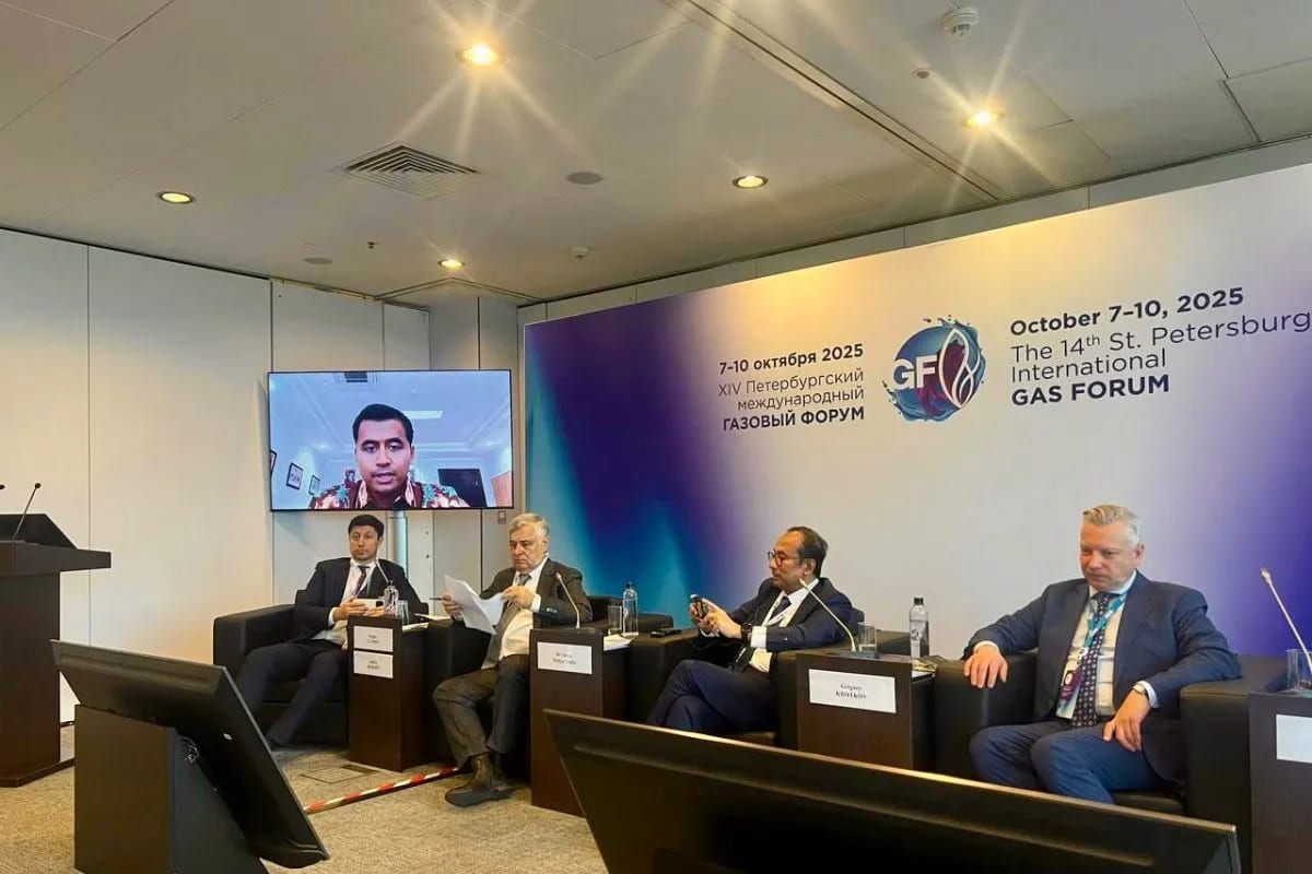 Tenaga Ahli Menteri Energi dan Sumber Daya Mineral (ESDM) Satya Hangga Yudha Widya Putra (ketiga dari kiri) berbicara dalam forum internasional, di St Petersburg, Rusia, secara hybrid, Jumat (10/10/2025). (ANTARA FOTO/Dokumentasi pribadi)