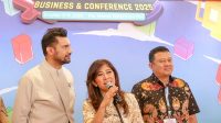 Menkomdigi Meutya Hafid bersama Ketua Asosiasi Game Indonesia (AGI) Shafiq Husein (kiri) dan Dirjen Ekosistem Digital Edwin Hidayat Adullah dalam peluncuran IGRS di IGDX 2025, Kuta, Bali, Sabtu (11/10/2025). (Foto: Bismo Agung/IGID KPM Kemkomdigi)
