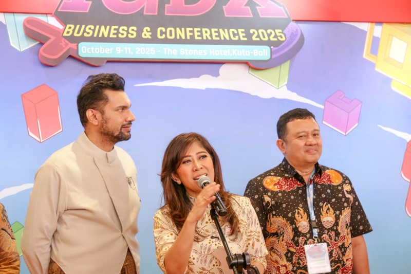 Menkomdigi Meutya Hafid bersama Ketua Asosiasi Game Indonesia (AGI) Shafiq Husein (kiri) dan Dirjen Ekosistem Digital Edwin Hidayat Adullah dalam peluncuran IGRS di IGDX 2025, Kuta, Bali, Sabtu (11/10/2025). (Foto: Bismo Agung/IGID KPM Kemkomdigi)