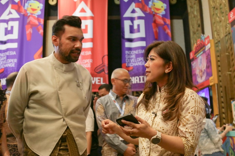 Ketua Asosiasi Game Indonesia (AGI), Shafiq Husein, dan Menkomdigi Meutya Hafid dalam IGDX 2025 di Legian, Bali, Sabtu (11/10/2025). (Foto: Bismo Agung/IGID KPM Kemkomdigi)