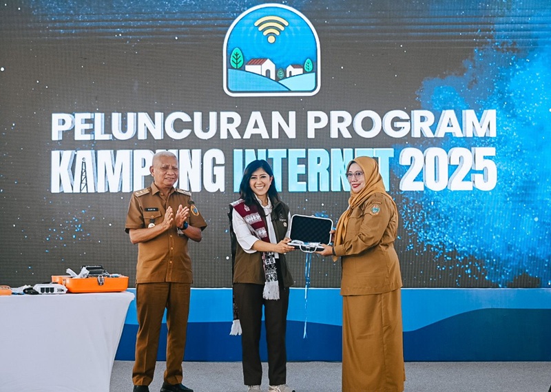 Menteri Komunikasi dan Digital Meutya Hafid dalam peresmian Program Kampung Internet 2025 yang berlangsung di Desa Kramat Gajah, Kabupaten Deli Serdang, Sumatera Utara pada Senin (29/9/2025). (Foto: Humas Kemkomdigi)