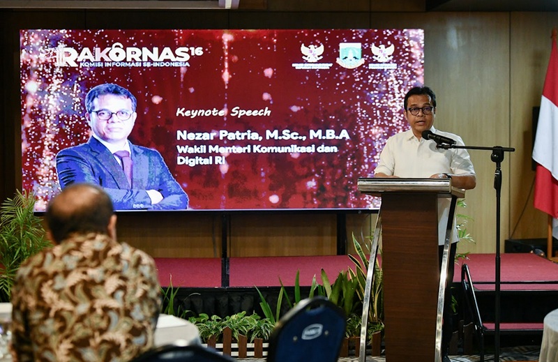 Wamenkomdigi Nezar Patria menyampaikan sambutan dalam acara Rapat Koordinasi Nasional (Rakornas) ke-16 dan Rapat Kerja Teknis (Rakernis) ke-15 Komisi Informasi se-Indonesia Tahun 2025 di Hotel Mercure, Tangerang, Banten, Senin (29/09/2025). (Foto: Indra/Komdigi)