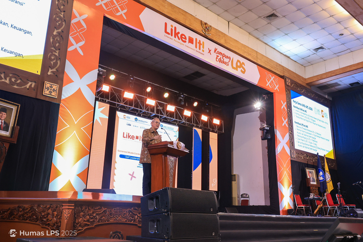 Prof. Dr. Anggito Abimanyu, M.Sc.,Ketua Dewan Komisioner Lembaga Penjamin Simpanan (LPS) saat membuka Literasi Keuangan Indonesia Terdepan (LIKE IT) di Solo, Jawa Tengah, Sabtu (18/10/2025). (Foto: Dok. LPS)