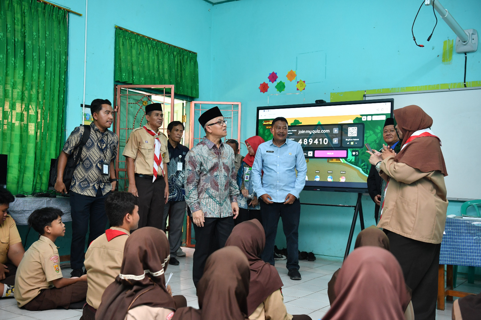 Pemerintah terus memperkuat arah transformasi pendidikan nasional di tahun pertama pemerintahan Presiden Prabowo Subianto dan Wakil Presiden Gibran Rakabuming Raka melalui dua strategi utama: digitalisasi pembelajaran dan revitalisasi infrastruktur pendidikan (Foto: Dok Kemendikdasmen)