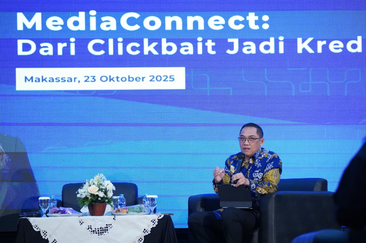 Alexander Sabar dalam paparannya pada diskusi Media Connect: Dari Clickbait Jadi Kredibel di Menara Bosowa, Makassar, Kamis (23/10/2025) malam.. Foto: Amiri Yandi/InfoPublik