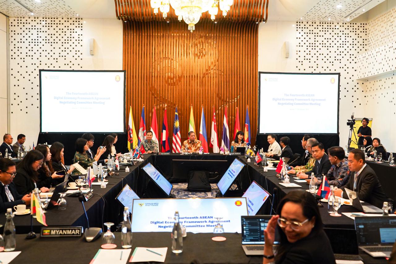 Menteri Koordinator (Menko) Bidang Perekonomian Airlangga Hartarto saat mengikuti forum The 14th ASEAN Digital Economy Framework Negotiating Committee Meeting, di Jakarta, Selasa (7/10/2025). (Foto: Humas Ekon)