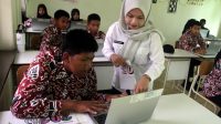 Guru menjelaskan mata pelajaran seni budaya pada seorang siswa di Sekolah Rakyat (SR) jenjang SMA di Malang, Jawa Timur,