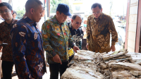 Kementerian Agraria dan Tata Ruang/Badan Pertanahan Nasional (ATR/BPN) mempercepat proses restorasi puluhan ribu arsip pertanahan yang rusak akibat bencana hidrometeorologi di Provinsi Aceh pada 26 November 2025. Sedikitnya 95.000 arsip berupa buku tanah dan surat ukur dilaporkan basah dan rusak, sementara 165.000 warkah terdampak di delapan kabupaten/kota. (Foto: Humas ATR/BPN)