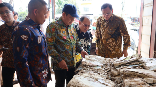 Kementerian Agraria dan Tata Ruang/Badan Pertanahan Nasional (ATR/BPN) mempercepat proses restorasi puluhan ribu arsip pertanahan yang rusak akibat bencana hidrometeorologi di Provinsi Aceh pada 26 November 2025. Sedikitnya 95.000 arsip berupa buku tanah dan surat ukur dilaporkan basah dan rusak, sementara 165.000 warkah terdampak di delapan kabupaten/kota. (Foto: Humas ATR/BPN)