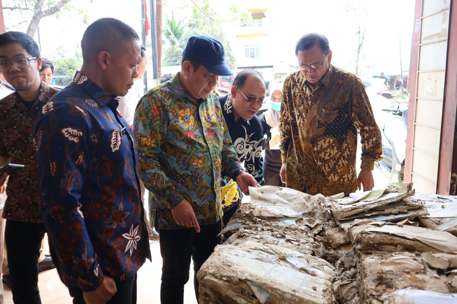Kementerian Agraria dan Tata Ruang/Badan Pertanahan Nasional (ATR/BPN) mempercepat proses restorasi puluhan ribu arsip pertanahan yang rusak akibat bencana hidrometeorologi di Provinsi Aceh pada 26 November 2025. Sedikitnya 95.000 arsip berupa buku tanah dan surat ukur dilaporkan basah dan rusak, sementara 165.000 warkah terdampak di delapan kabupaten/kota. (Foto: Humas ATR/BPN)