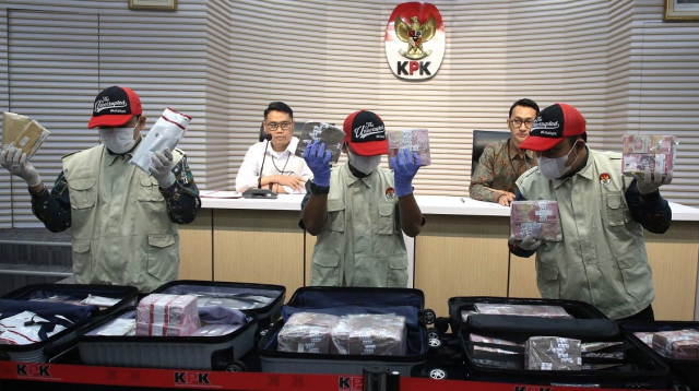 Komisi Pemberantasan Korupsi (KPK) kembali mengembangkan penyidikan dugaan tindak pidana korupsi di sektor kepabeanan dengan menahan seorang pejabat Direktorat Jenderal Bea dan Cukai (DJBC). (Foto: Dok KPK)
