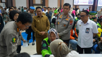 Wakil Gubernur Kalteng Edy Pratowo saat menghadiri kegiatan Bakti Kesehatan dalam rangka Peringatan Hari Bhayangkara ke-80 Tahun 2026 di Aula Graha Bhayangkara Polda Kalteng. - Foto: Mc.Kalteng