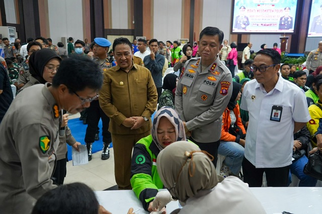 Wakil Gubernur Kalteng Edy Pratowo saat menghadiri kegiatan Bakti Kesehatan dalam rangka Peringatan Hari Bhayangkara ke-80 Tahun 2026 di Aula Graha Bhayangkara Polda Kalteng. - Foto: Mc.Kalteng