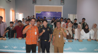 image_2026-06-23_192550724 Kepala Dinas Kominfo Blora Pratikto Nugroho (kanan), Martin Prastowo, Penyuluh Bea Cukai KPPBC Tipe Madya Kudus (tengah dan Emmanuel Deady Christantyo, dari Biro Perekenomian Setda Provinsi Jawa Tengah bersama Forum Jurnalistik Muda Blora dalam sosialisasi ketentuan di bidang cukai tembakau. Foto: Mc. Blora.
