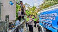 Penyaluran bantuan air bersih kepada warga Merdikorejo saat musim kemarau