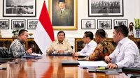 Presiden Prabowo Subianto bertemu Kepala BRIN Arif Satria di Istana Merdeka, Jakarta.