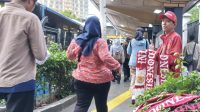 Pedagang atribut Timnas Indonesia di Palmerah